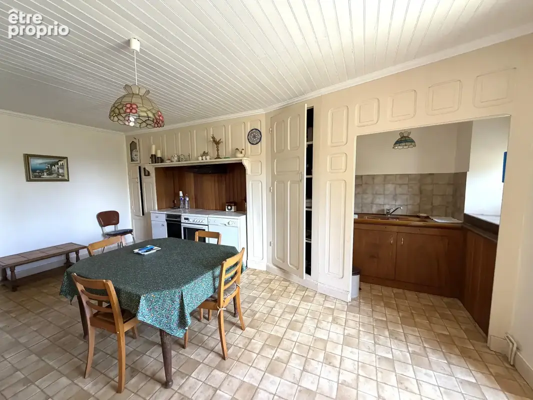 Saint-Saturnin   Jolie maison avec garages, grange et écurie sur des terrains de 1 623 m2 - photo 3