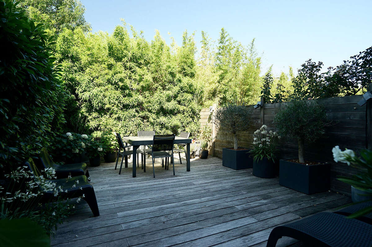 Élégante maison avec terrasse paysagée, garage et stationnements - photo 7
