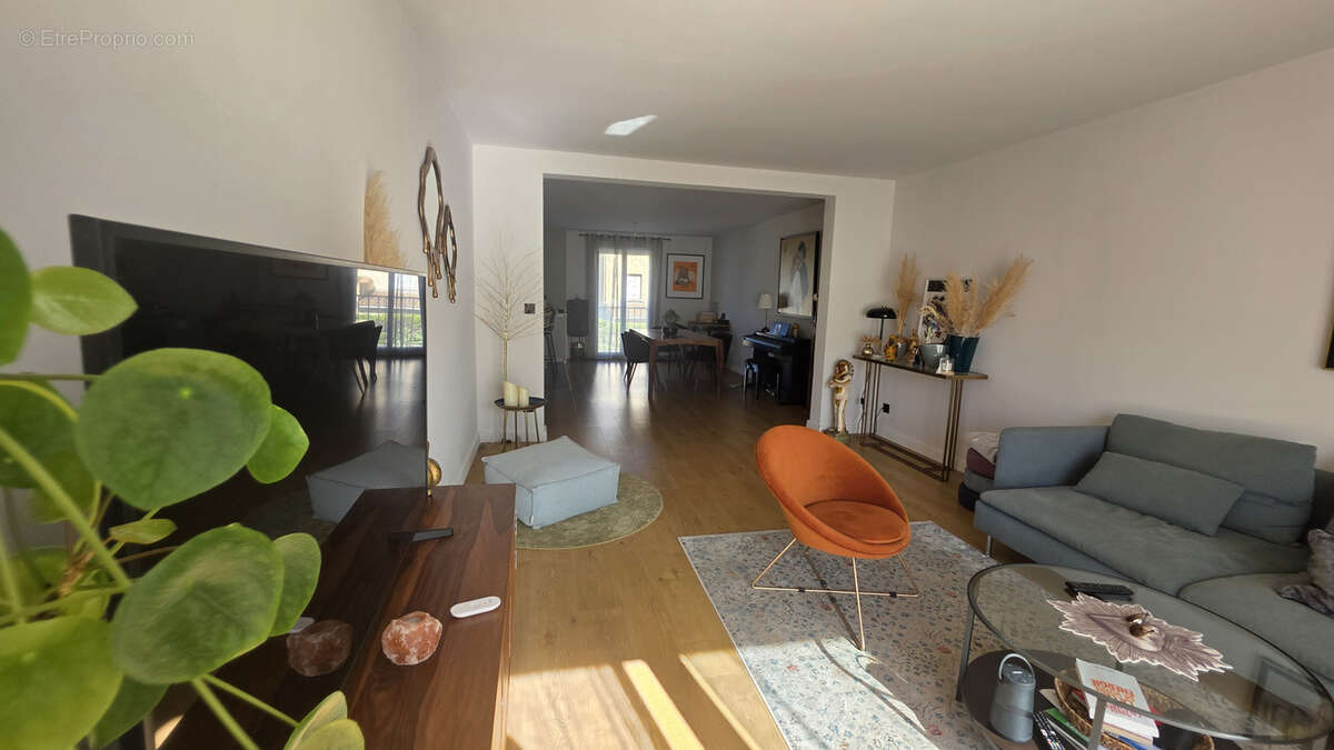 Très beau duplex de type 5 avec jardin, garage, et parking privatif. - photo 3