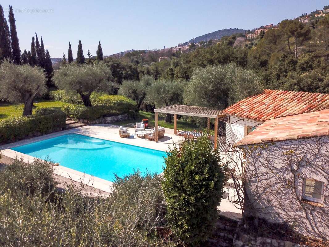 Maison à CHATEAUNEUF-GRASSE