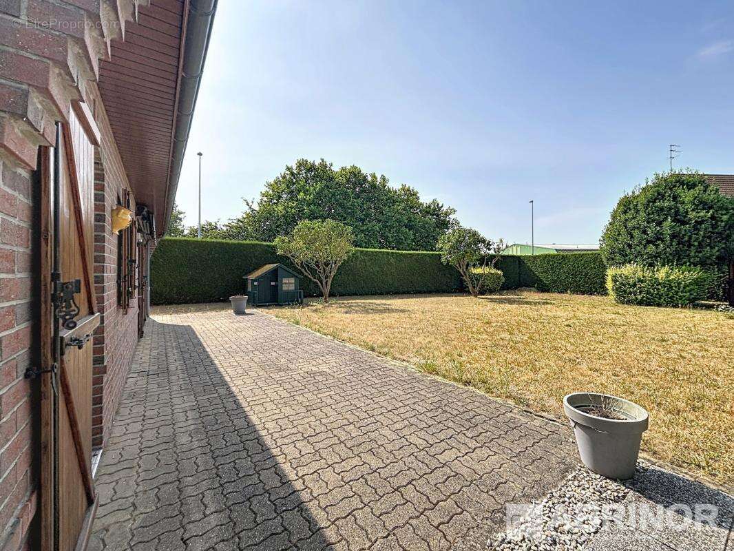 Maison individuelle en briques bâtie sur 697 m² - photo 3