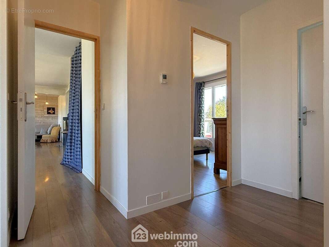 D&#039;un côté de l&#039;entrée et du séjour, un dégagement avec WC séparé dessert : - Maison à MIGNE-AUXANCES