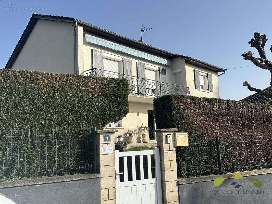 Maison à SAINT-LEONARD-DE-NOBLAT