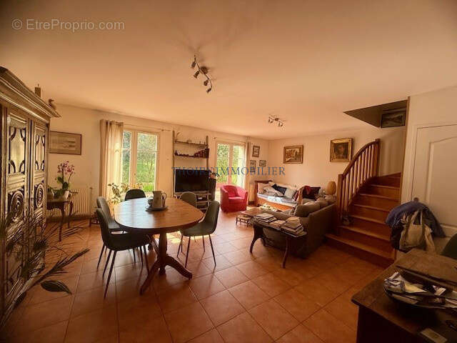 THOIRY. Maison traditionnelle de 127 m2 habitables sur 530 m2 de terrain - photo 4