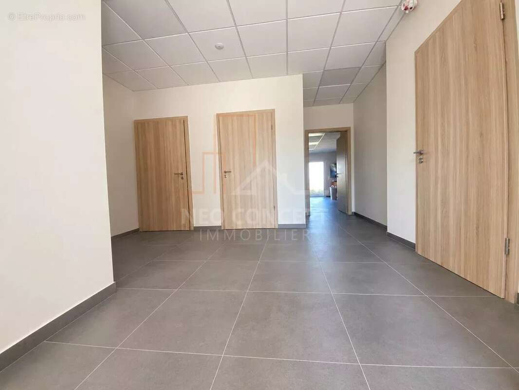 Maison de plain-pied & local professionnel - parcelle 1560 m² - photo 3