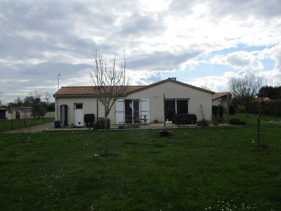 Maison à AMBERRE