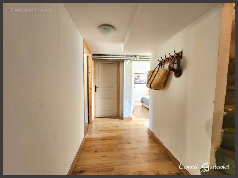 Maison sur deux niveaux 5 chambres Garages à vendre sur la commune de  PINEUILH (33) - photo 12