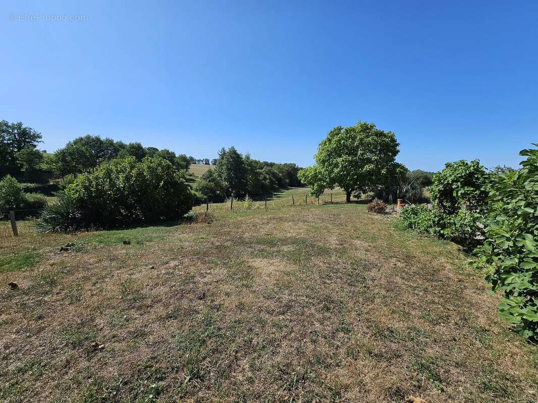 Grange exceptionnellement rénovée avec dépendances, atelier et vue panoramique. - photo 2