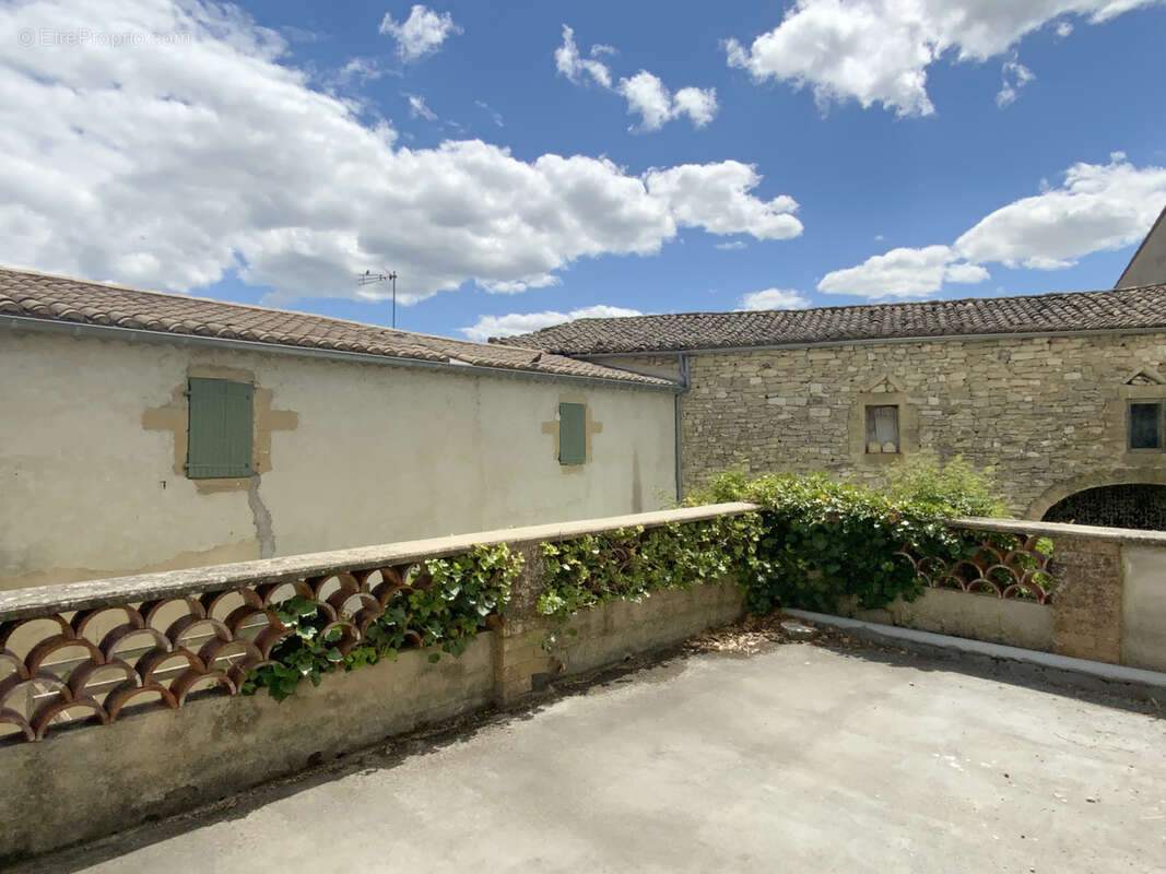 Mas de village du XIXo siècle avec cour , piscine dans un village avec commerces. - photo 10