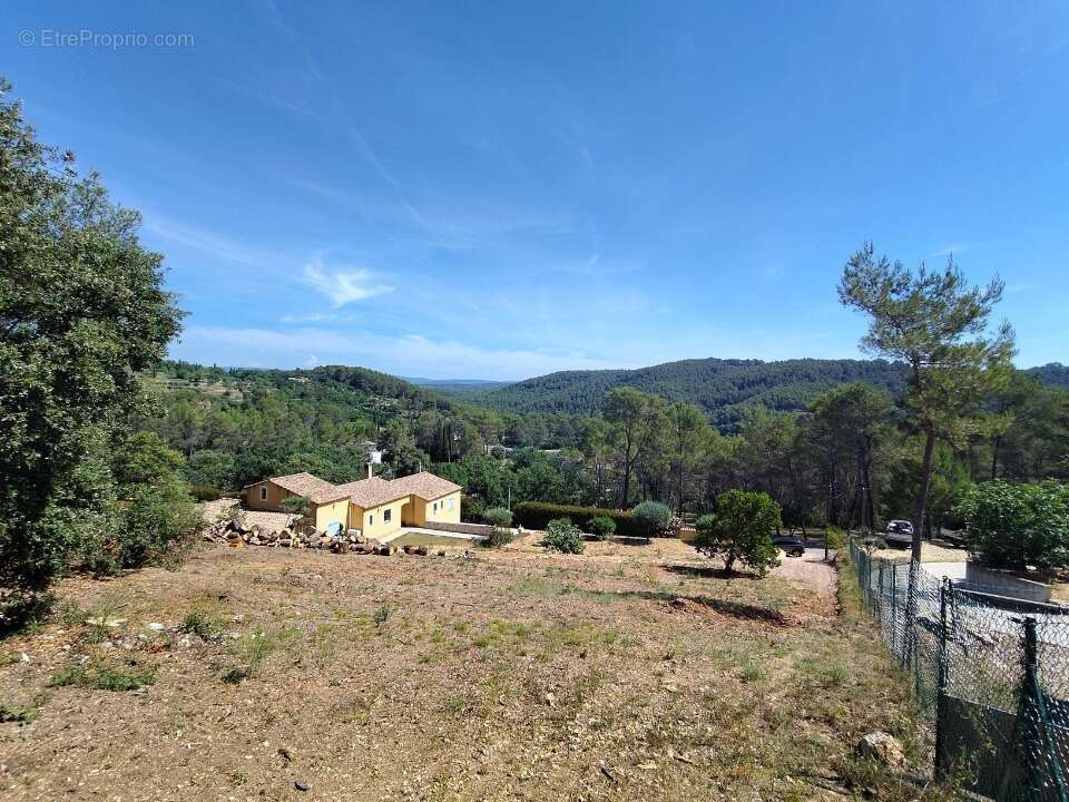 Terrain 2030 m² à Taradeau  - photo 2
