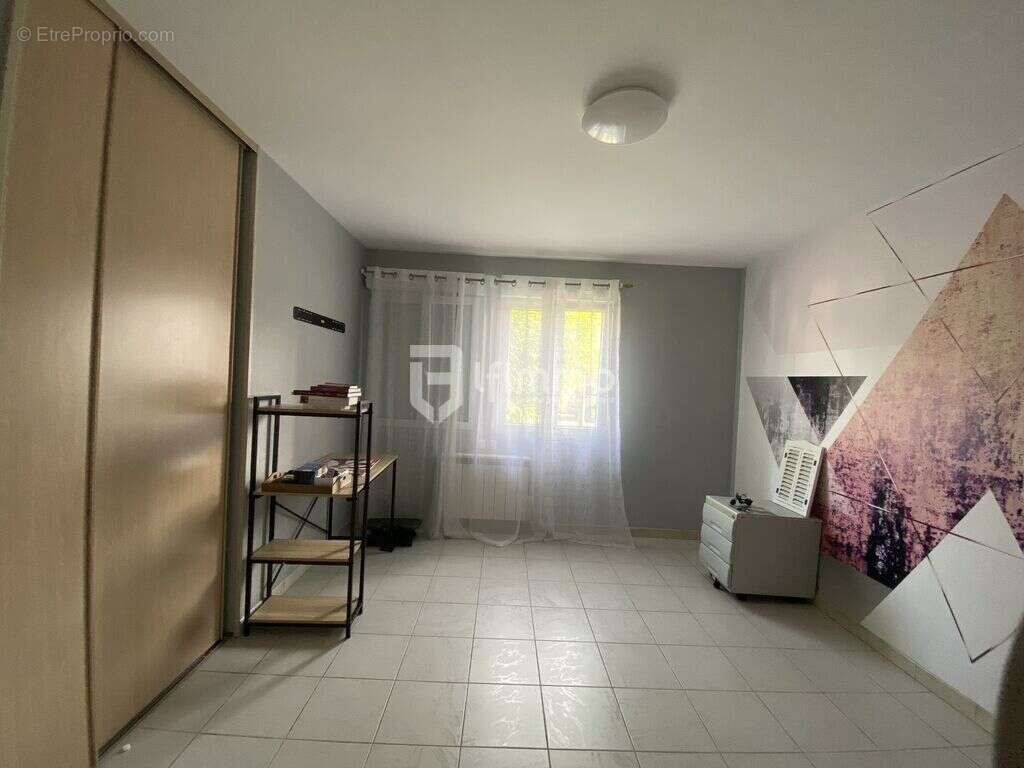 Maison à QUIEVRECHAIN