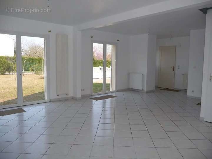 Maison à LE MESNIL-SAINT-DENIS