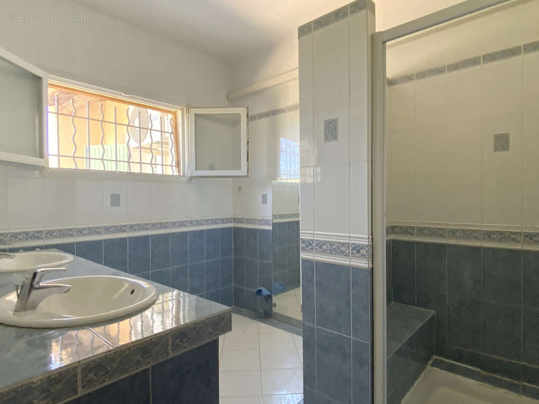 Charmante maison spacieuse avec terrain arboré et piscine. - photo 12