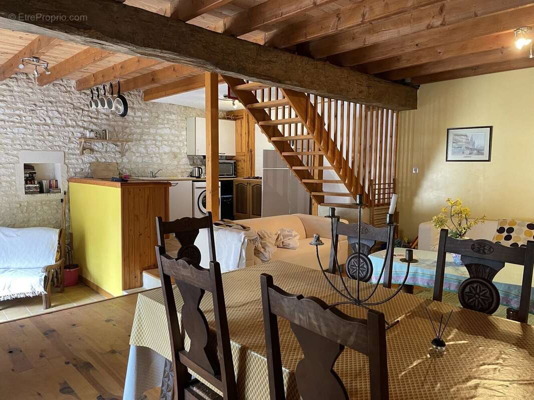 Maison à SAINT-PIERRE-DE-JUILLERS