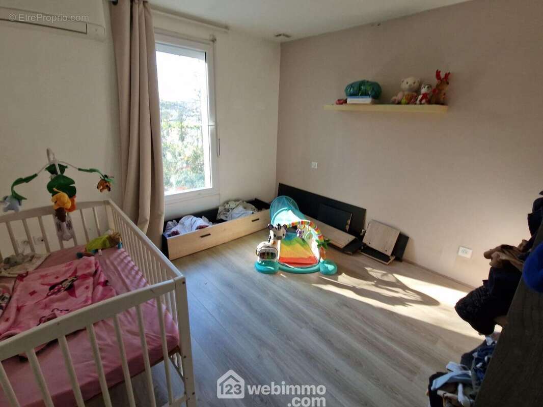 une des 3 chambres de l'étage - Maison à LA ROCHE-SUR-YON