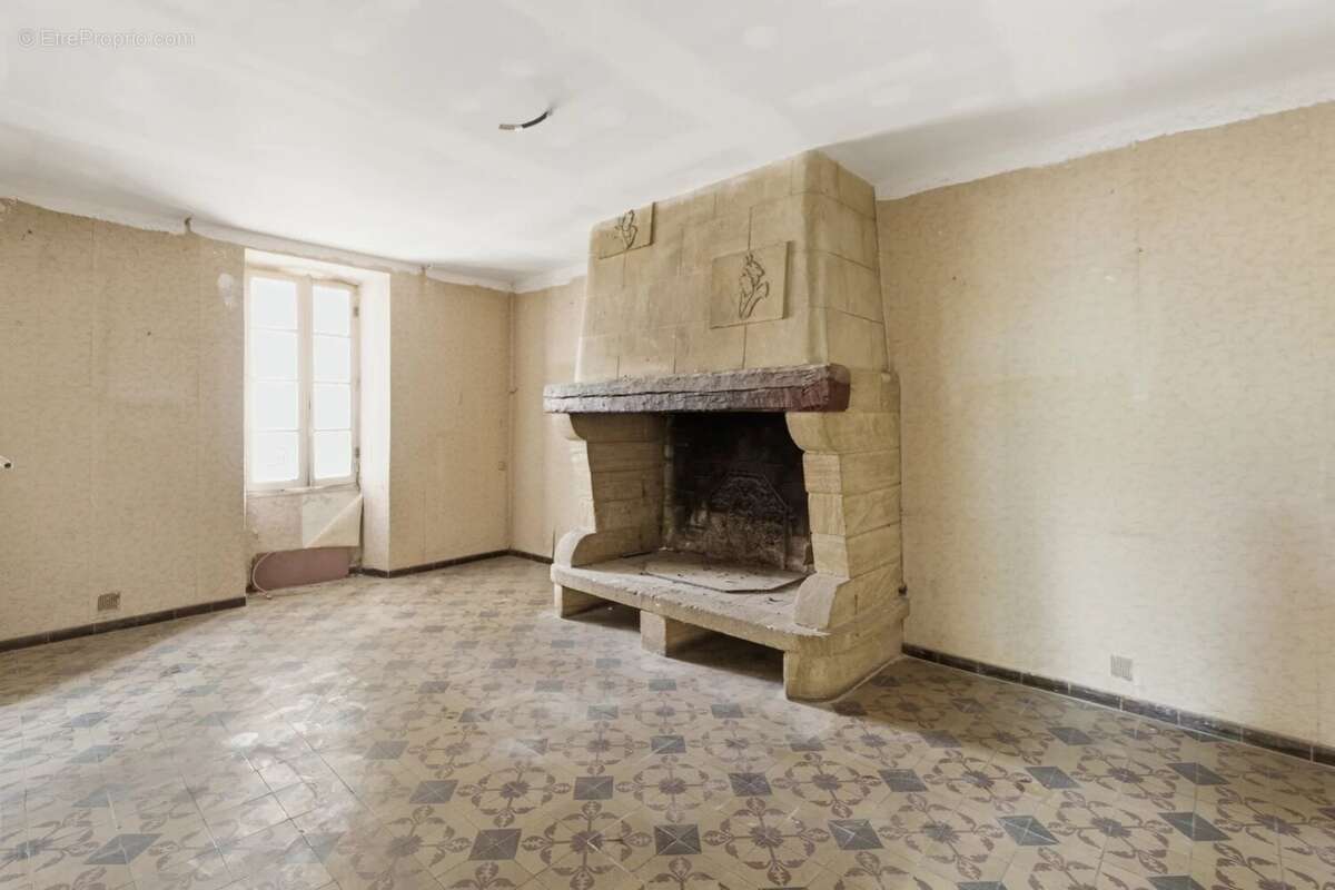 Maison à MOURIES