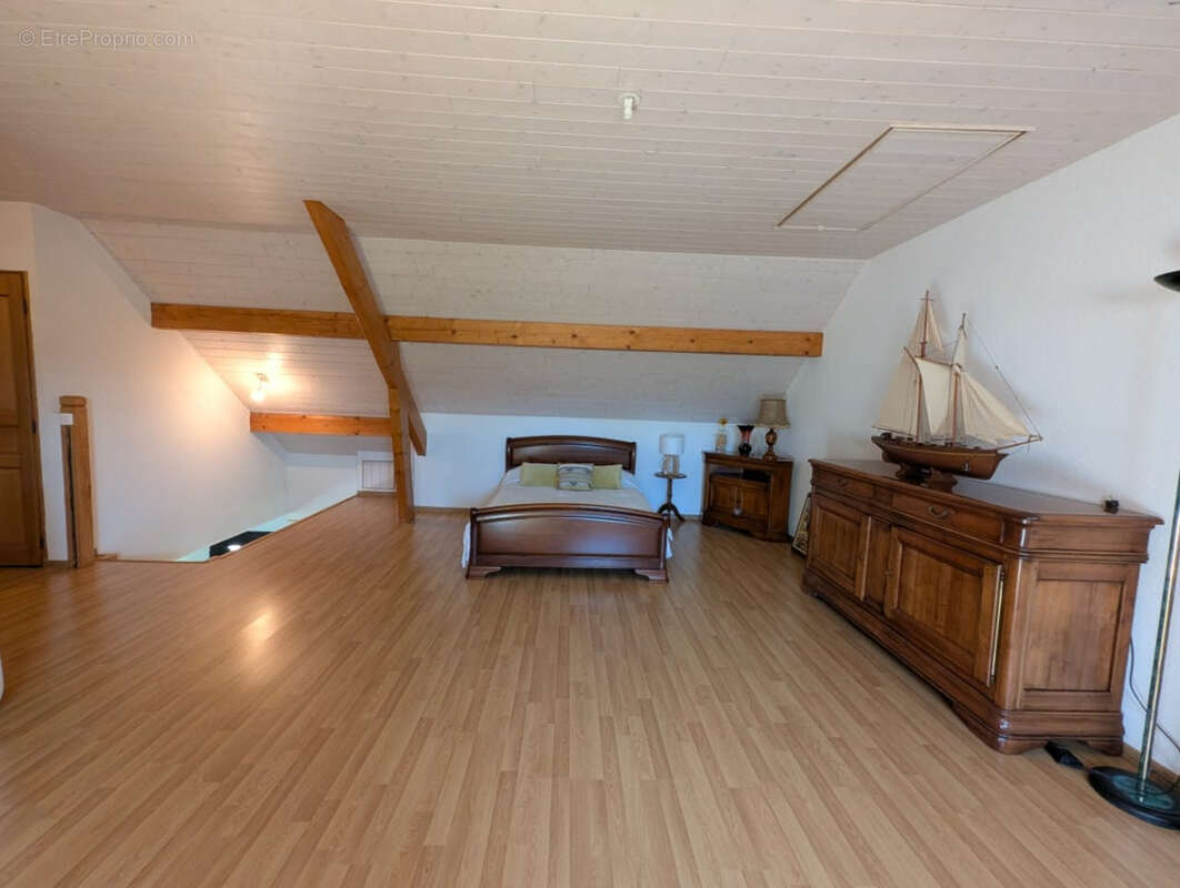 Maison à NEUVELLE-LES-CROMARY