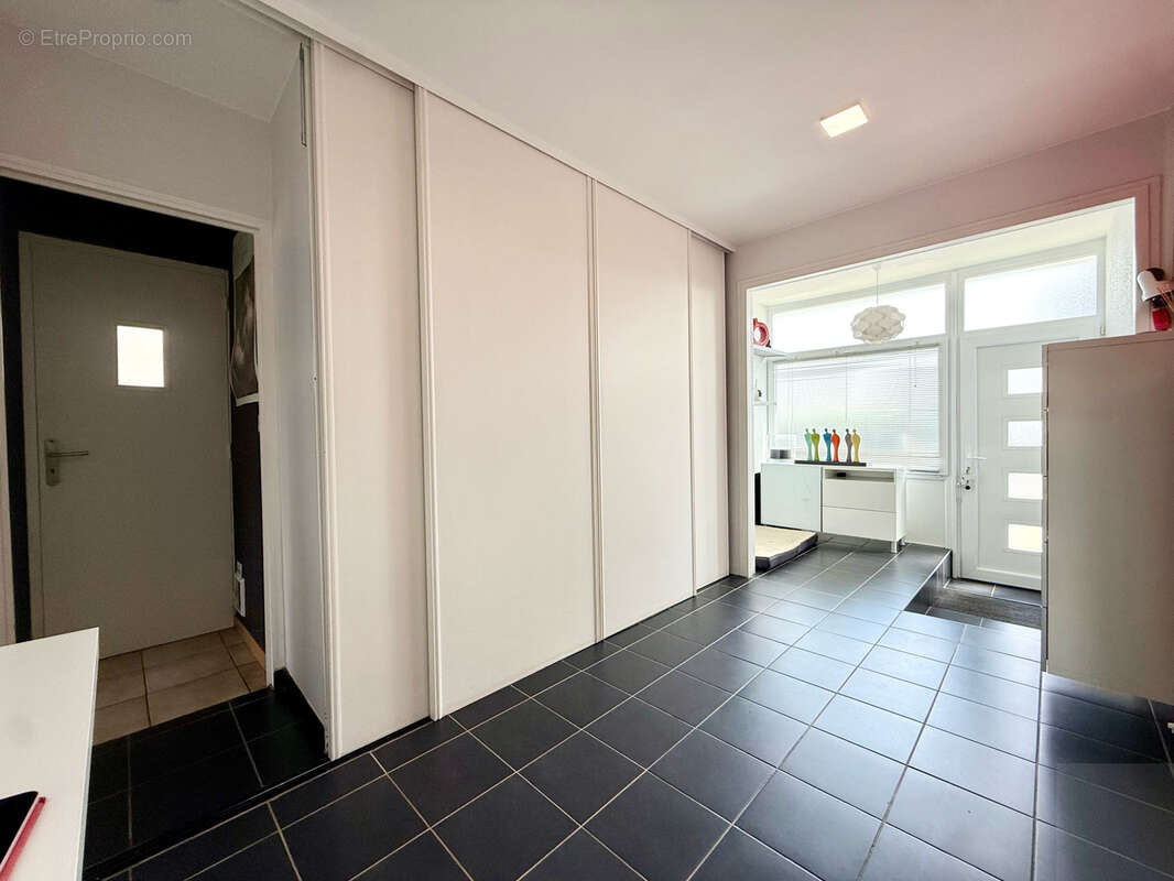 Amiens - quartier sud est - pavillon individuel de plain pied - terrasse  - jardin - double garages - photo 4