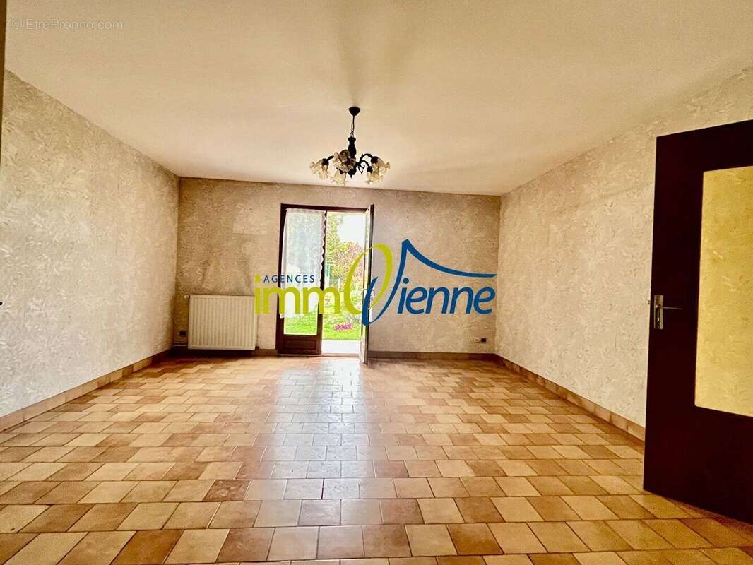 Maison à LUSSAC-LES-CHATEAUX