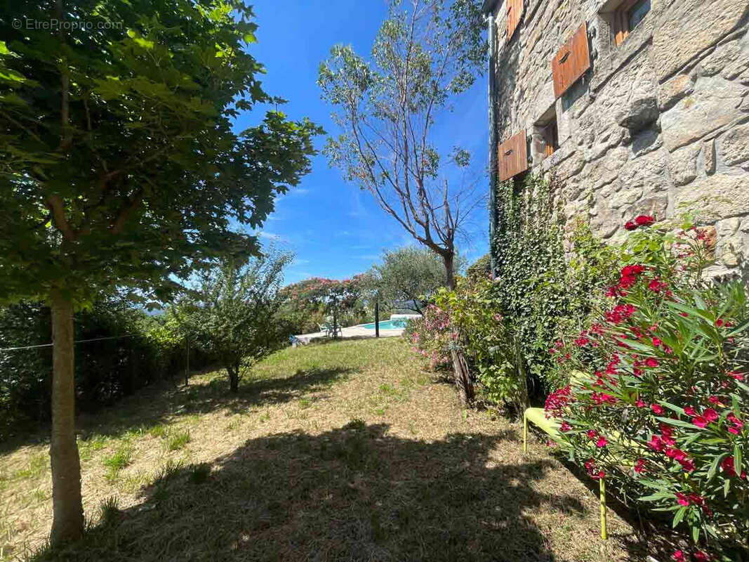 Dans un hameau typique, un ensemble immobilier de 3 maisons avec 8300 m2 de terrain et une vue splendide. - photo 33