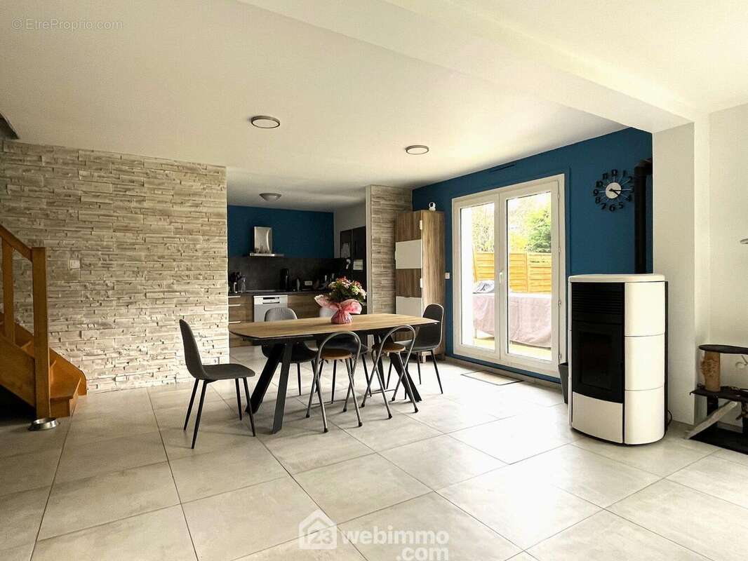 ...nous amènes à la salle à manger... - Maison à BONDOUFLE