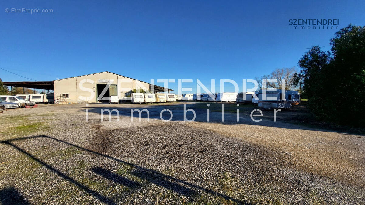 Commerce à SAINT-LAURENT-D'AIGOUZE