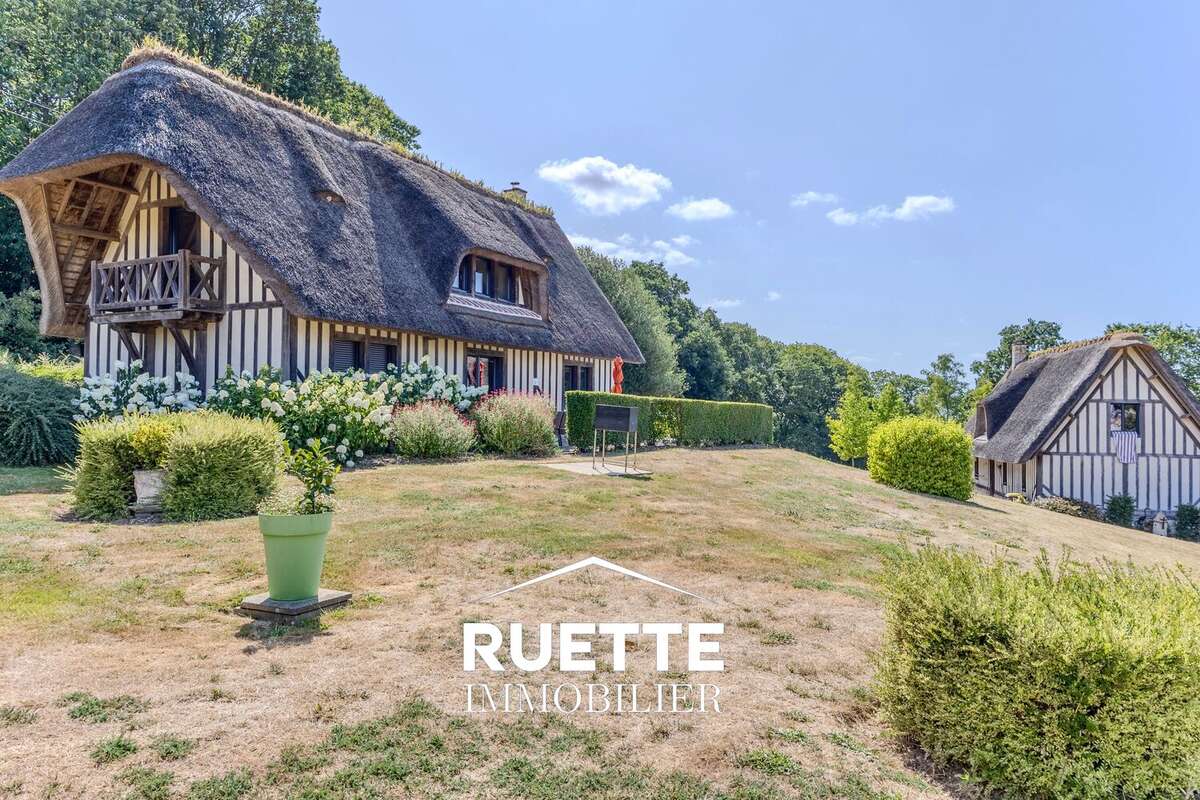 Maison 1049 m² à Saint-Samson-De-La-Roque  - photo 4
