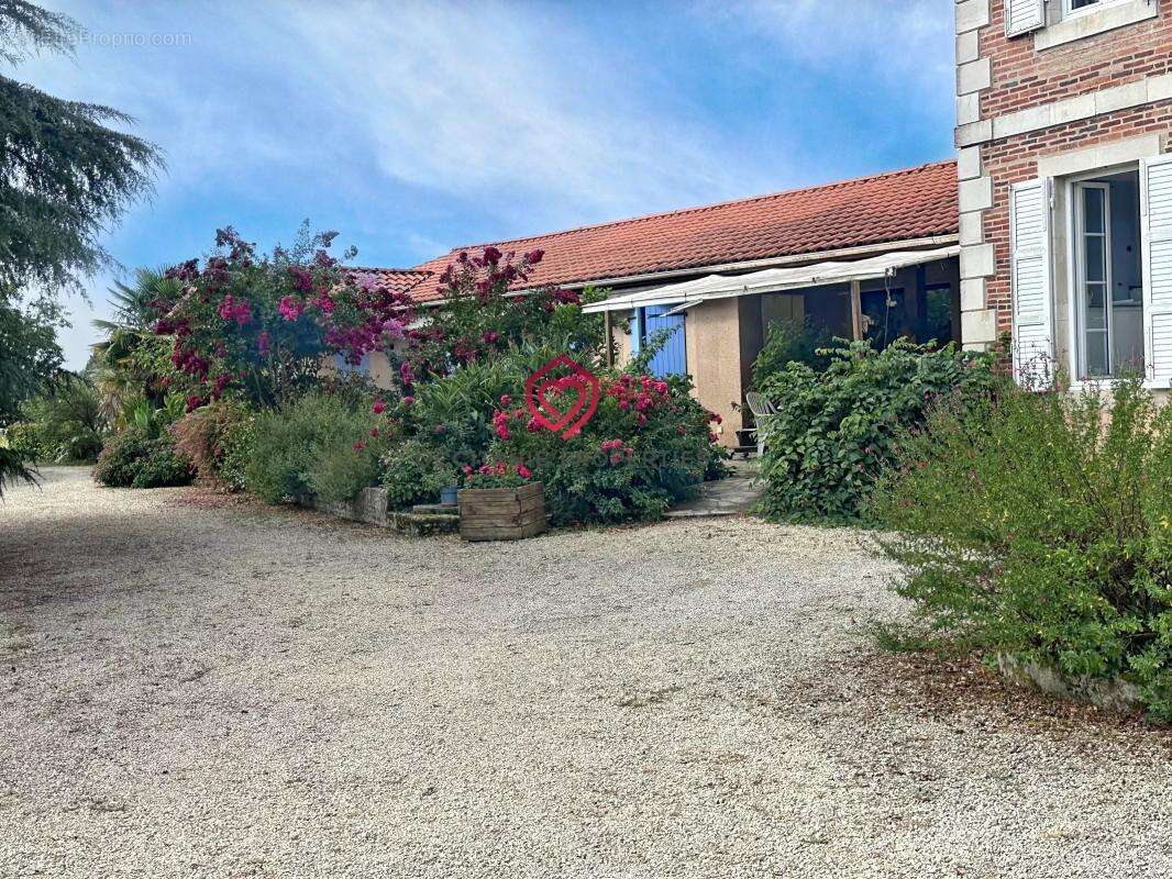 Propriété de Prestige avec Gîtes, Piscine et Fort Potentiel Touristique à Vendre près de Nogaro, Gers (Occitanie) - photo 36