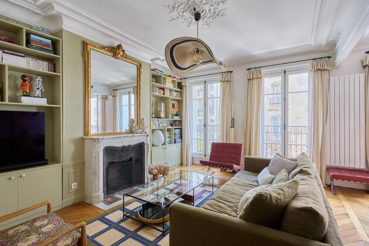 Appartement à PARIS-16E