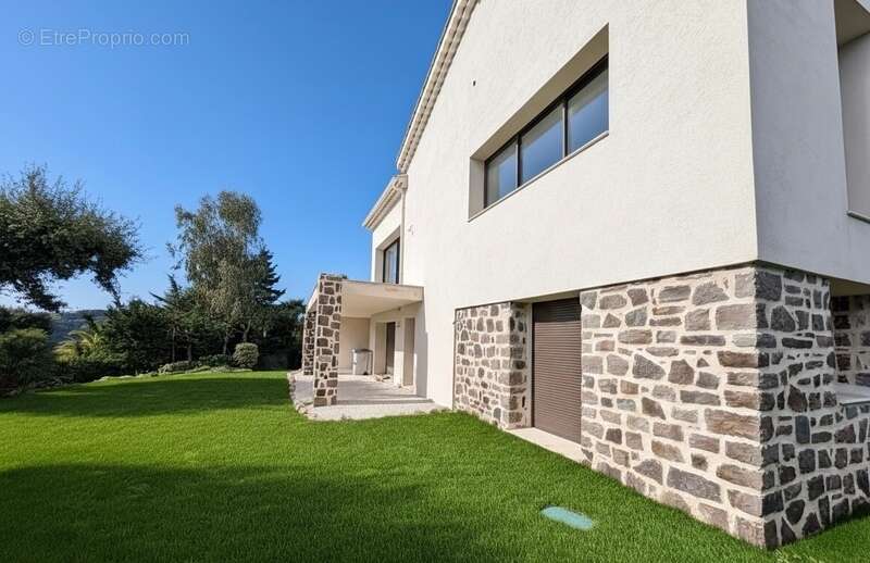 Maison à LES ISSAMBRES