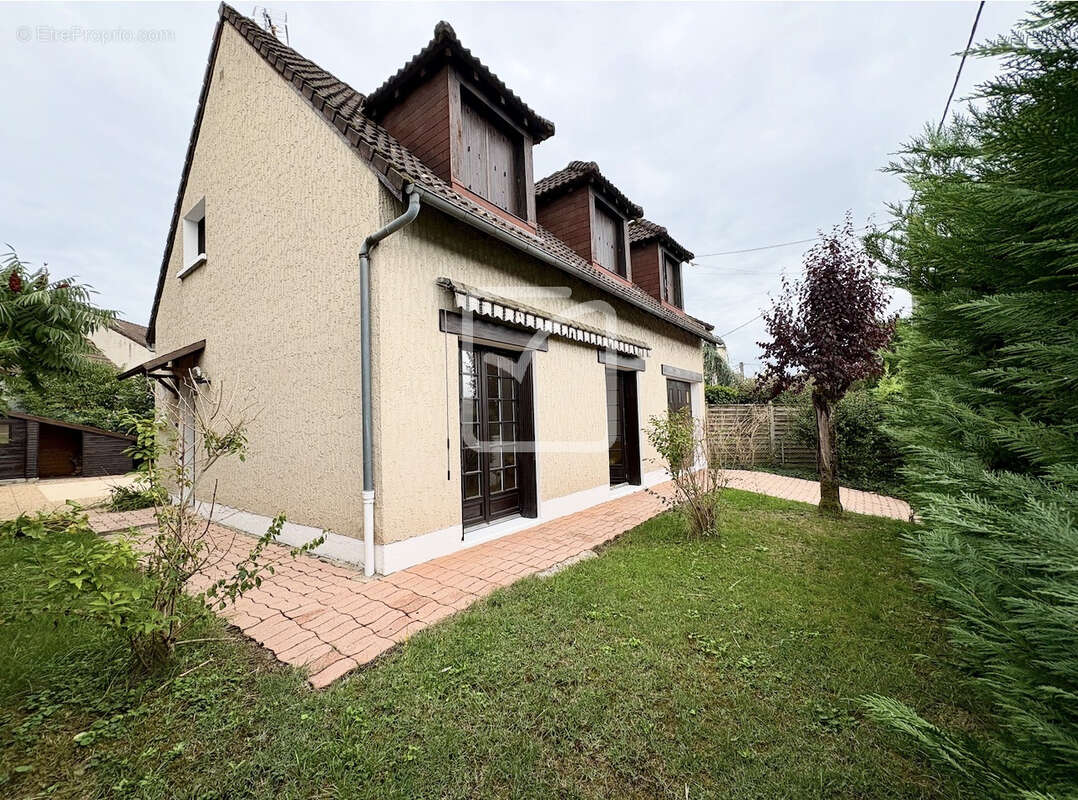 Maison à SAINT-PANTALEON-DE-LARCHE