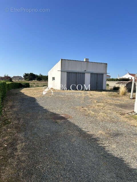 Maison de 117m2 avec deux garages et dépendances sur 960m2 d - photo 14