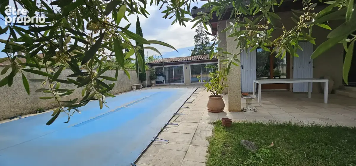 Maison avec piscine, sous-sol complet et double garage. - photo 3