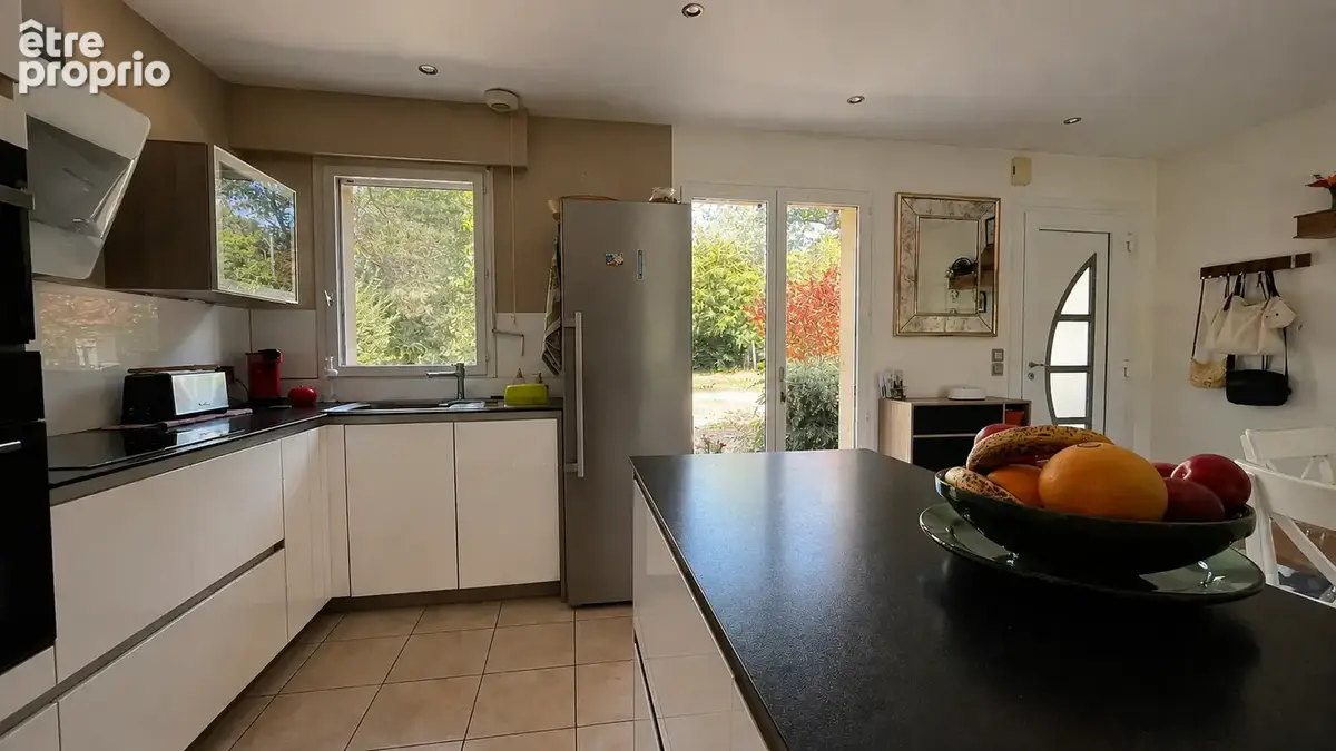 Maison de plain-pied avec piscine dans un environnement calme - photo 4