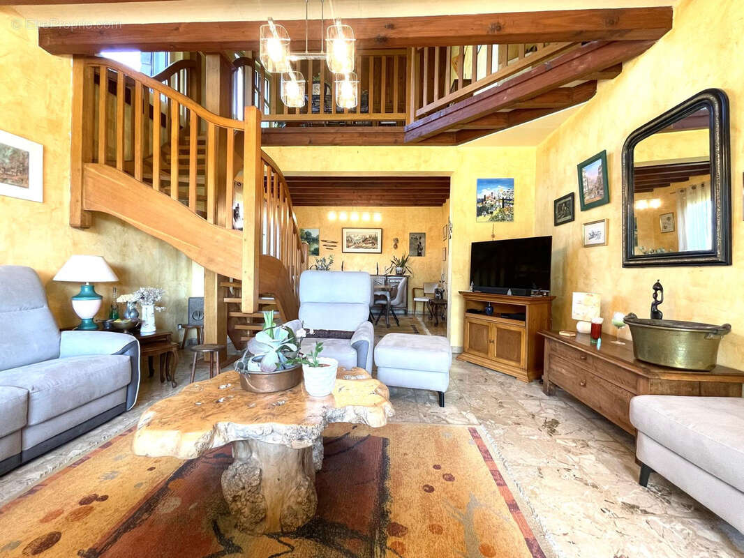 Maison à COMMELLE-VERNAY