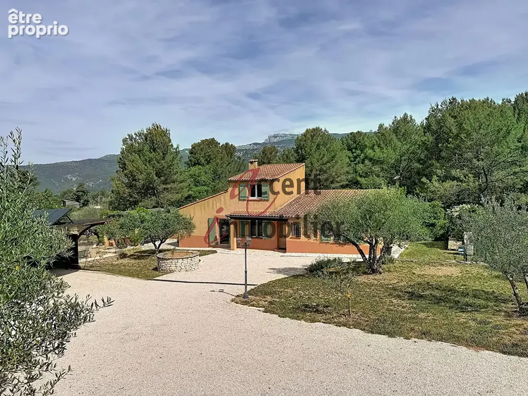 Villa en pleine nature sur les hauteurs de Cuges Les Pins. - photo 13