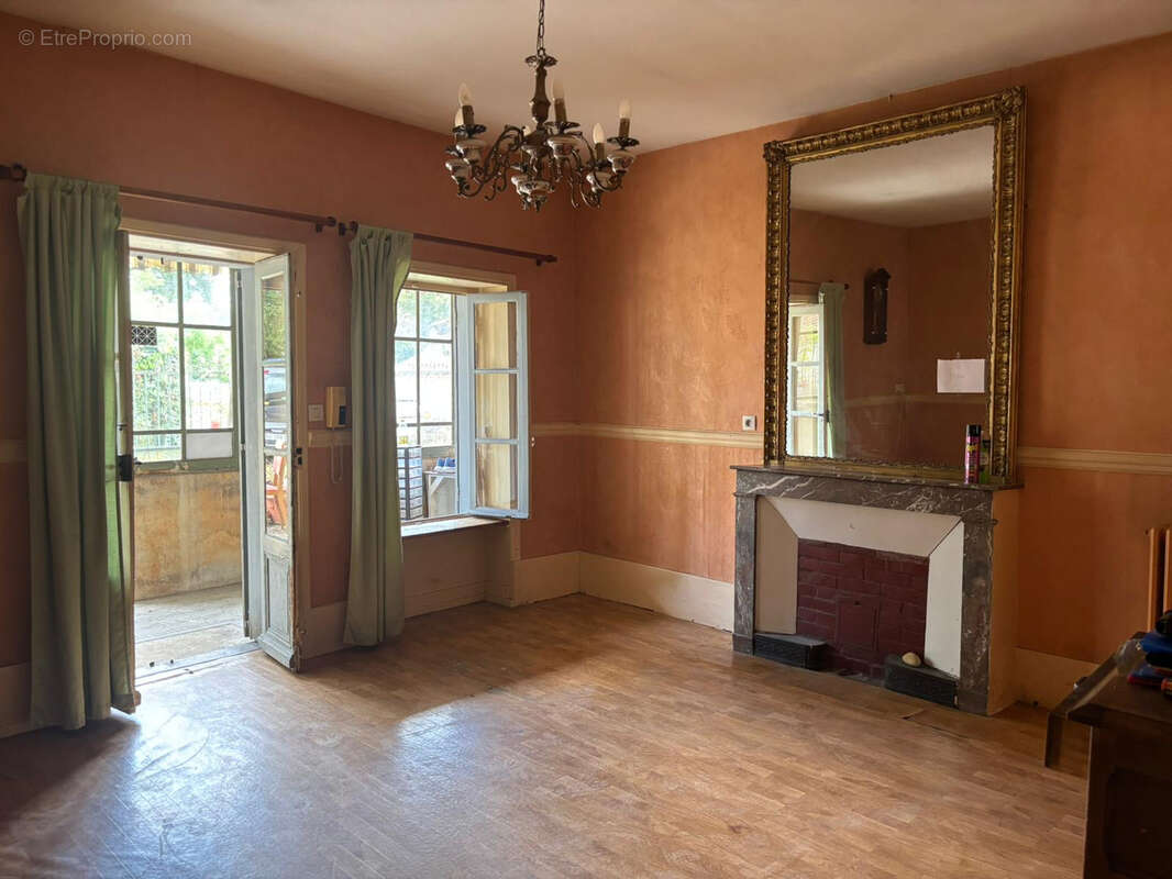 Maison à BAGE-LE-CHATEL