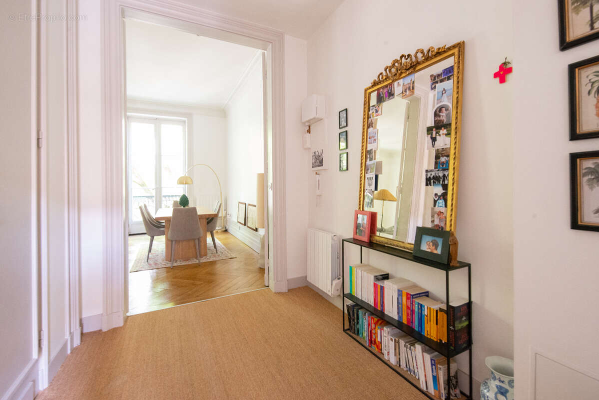 ARCHITECTURE BORDELAISE VALORISÉE -1800 -Appartement rénové avec balcons - photo 7