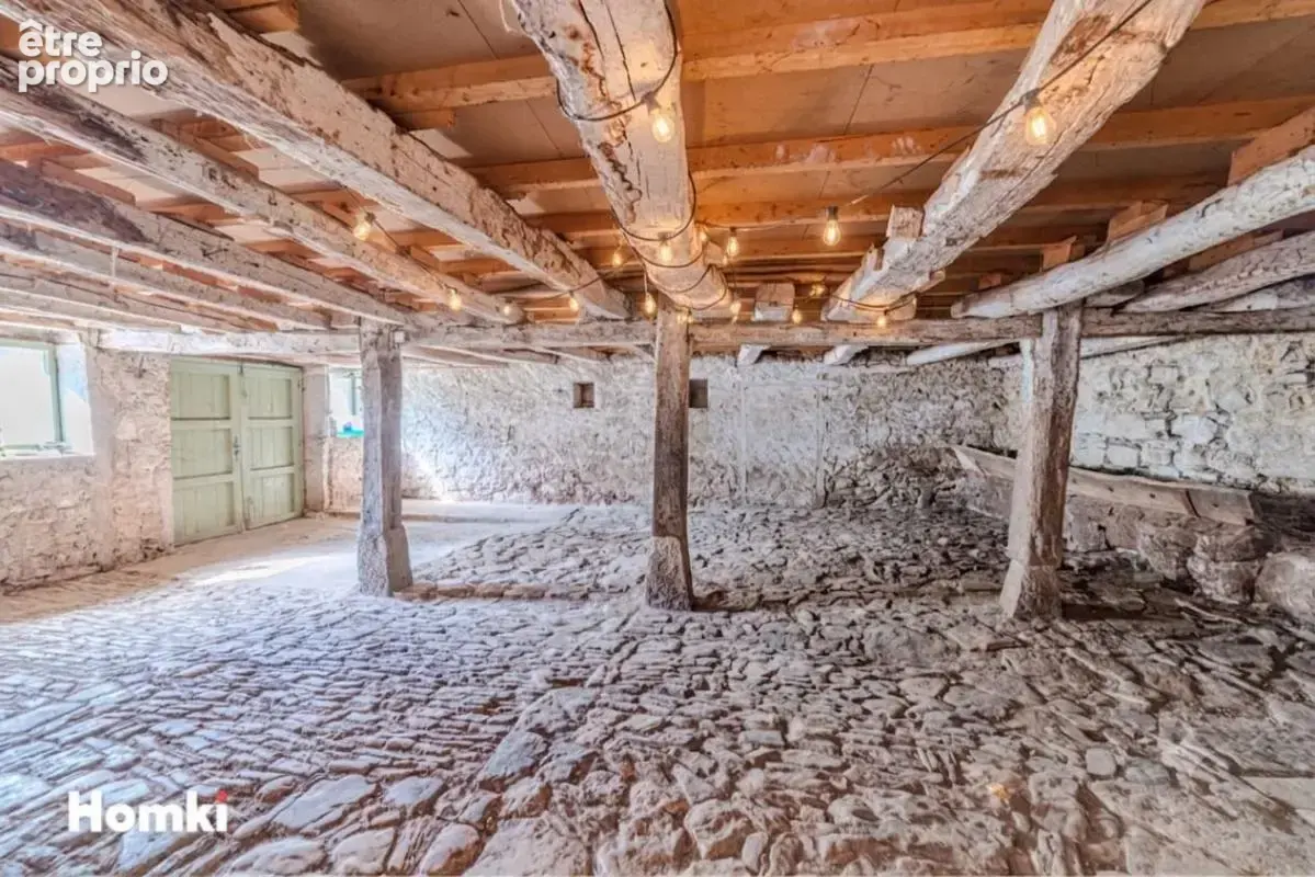 Ferme de village T8 de 168m² entièrement rénovée avec dépendances - Saint-Hymetière-sur-Valouse - photo 14