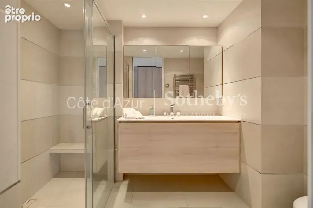 Cannes Croisette, appartement rénové avec deux chambres en suite et terrasse face à la mer - photo 6