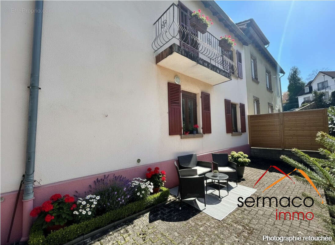 Terrasse retouchée avec l'IA - Maison à SARREGUEMINES