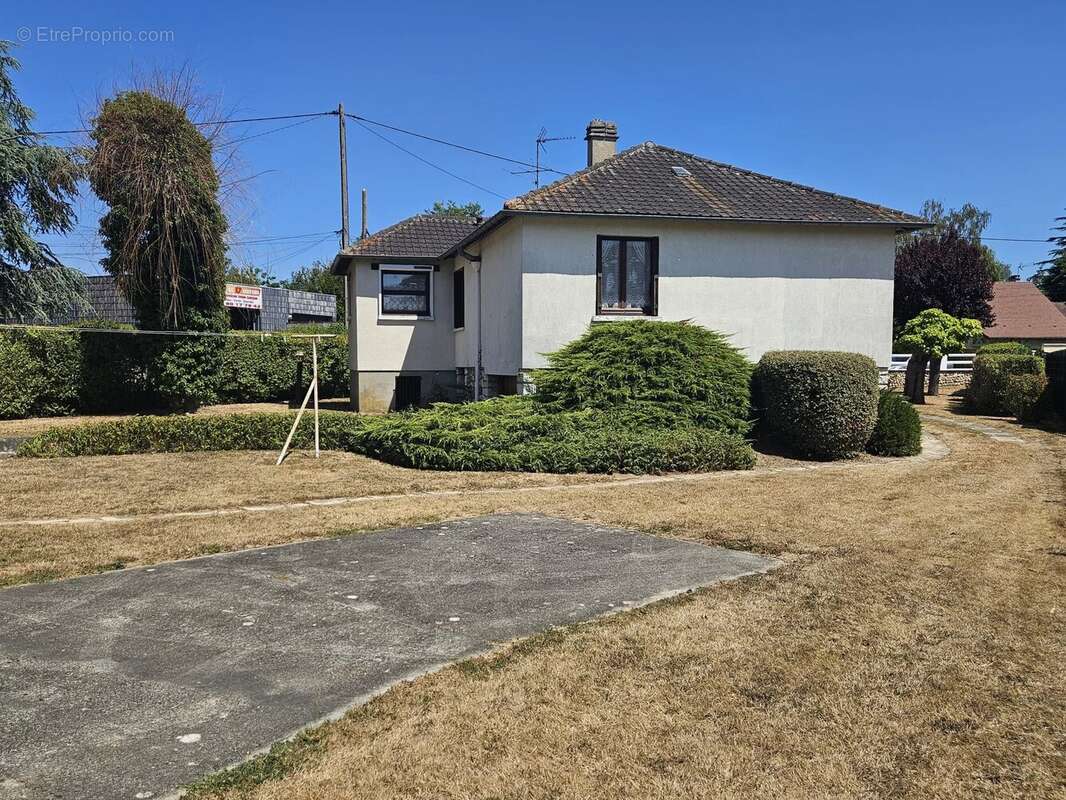 Gravigny Centre – Maison sur sous-sol avec 2 garages, dont un pour camping-car, sur terrain de 1 401 m² - photo 2