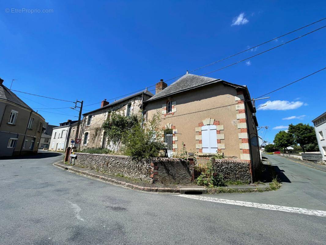 Maison à SAINT-LAMBERT-DU-LATTAY