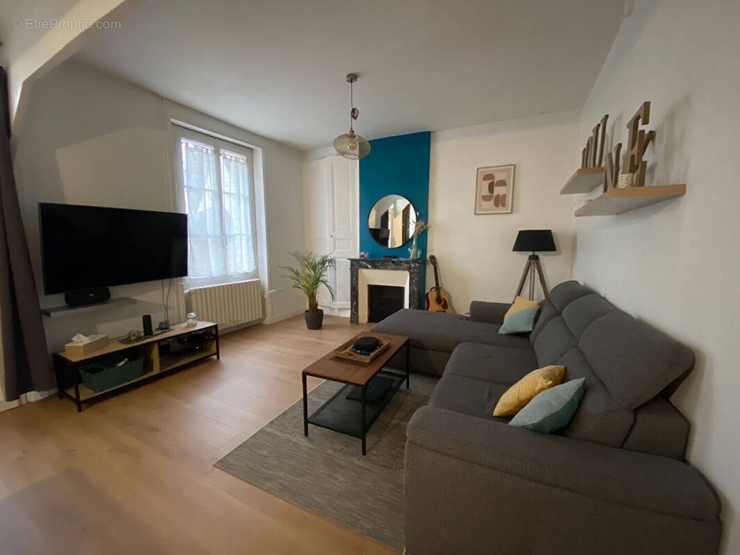 Maison à SAINT-ANTOINE-DU-ROCHER