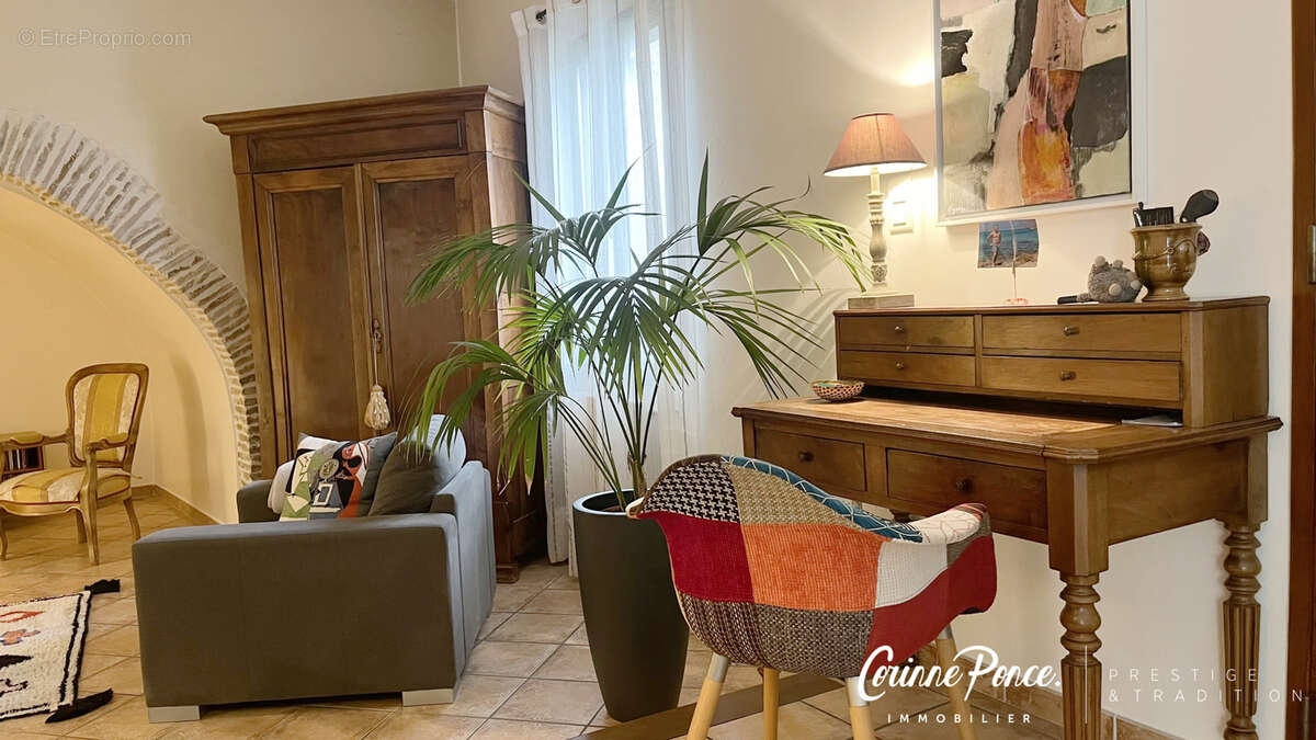 Nimes centre  appartement 145m2  de  standing avec patio terrasse jardin  et parking dans residence intime et - photo 4