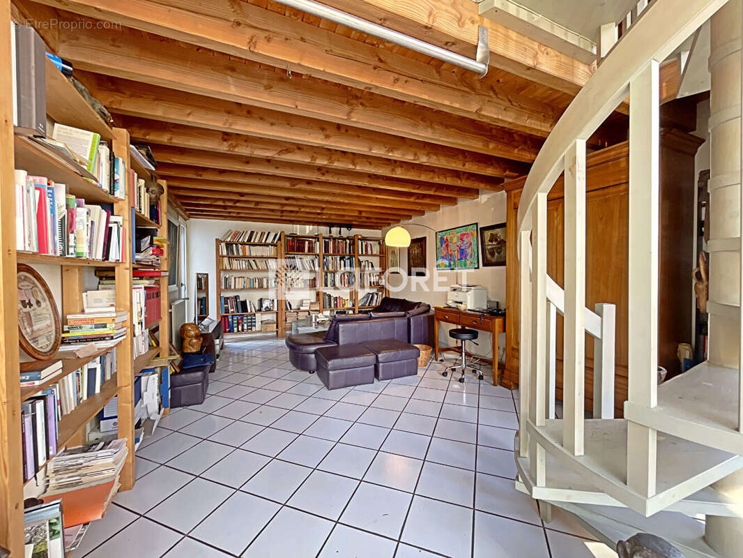 Maison à LE CHAMBON-FEUGEROLLES