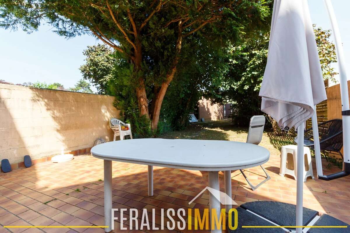 Emplacement recherché, 4 chambres et beau potentiel ! - photo 13