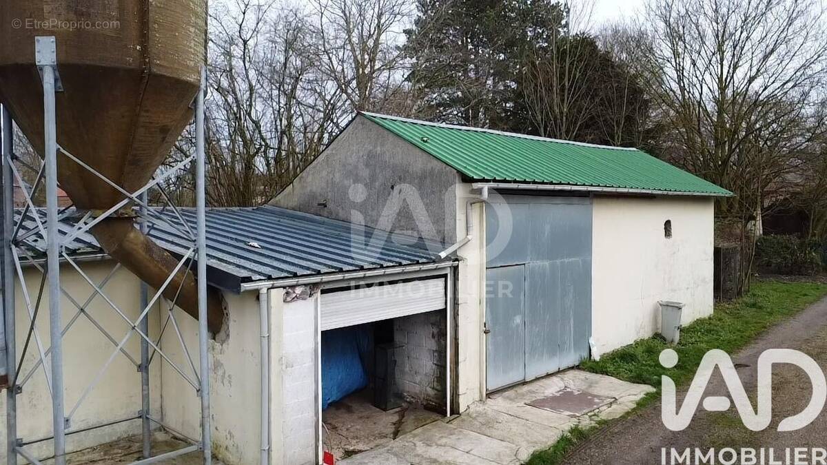 Appartement 325 m² à Tully  - photo 1