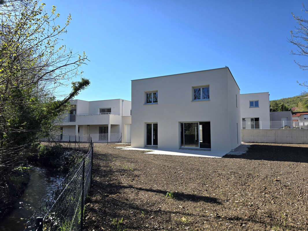 Maison à LES MARTRES-DE-VEYRE