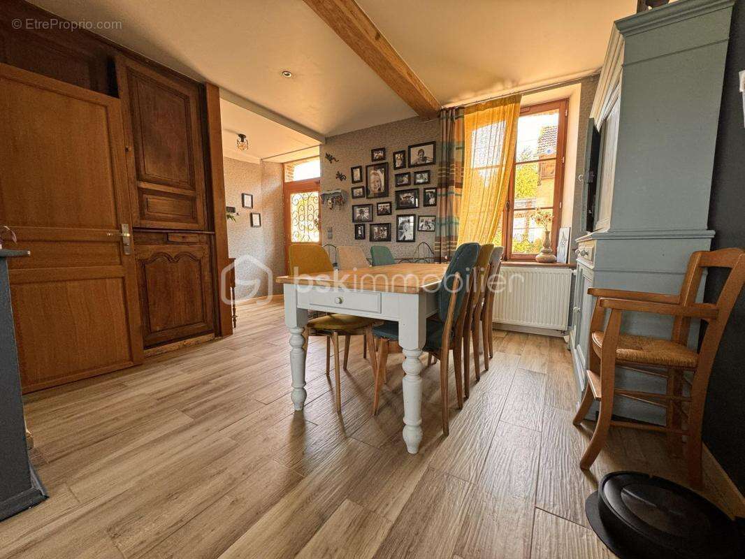 Propriété familiale de 265 m2 avec dépendances - 12 pièces - 9 chambres - photo 7